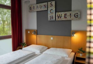 Quarto casal ou duplo standard, 2 camas de solteiro | Roupas de cama antialérgicas, escrivaninha