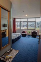 Ropa de cama hipoalergénica y escritorio