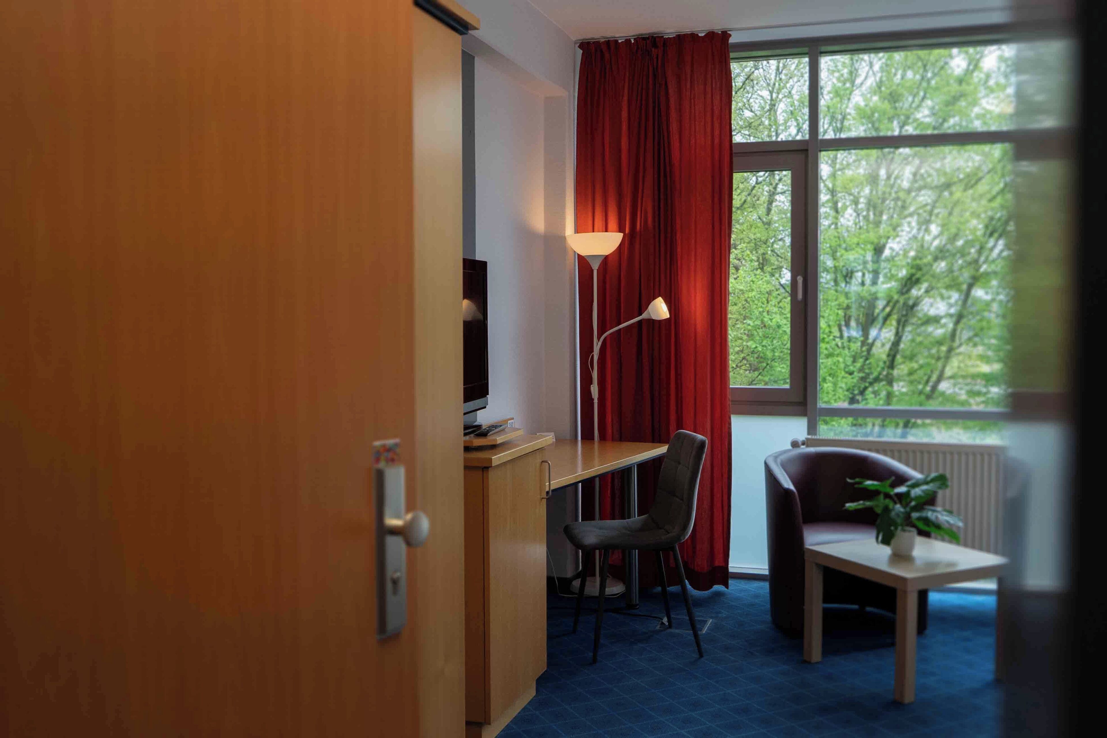 Standard Double or Twin Room, 2 Twin Beds | Hypo-allergenic bedding, desk, laptop workspace, iron/ironing board