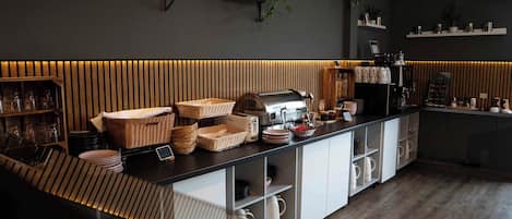 Frukostbuffé varje dag (EUR 12 per person)