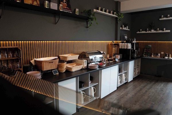 Desayuno buffet diario (EUR 12 por persona)