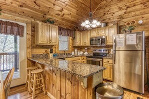 Fridge, microwave, oven, stovetop - Lil Country Cabin: Big Fun in the Smokies! (SEVIERVILLE)
