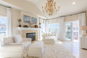 Smart TV, fireplace - Coastal Luxury ~ Gulf Views ~ Balconies ~ Chef's Kitchen ~ Carriage House (Destin)