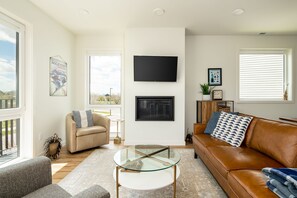 Smart TV y chimenea 