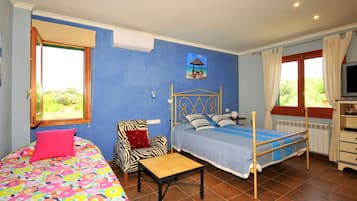 4 dormitorios, tabla de planchar con plancha, cuna de viaje