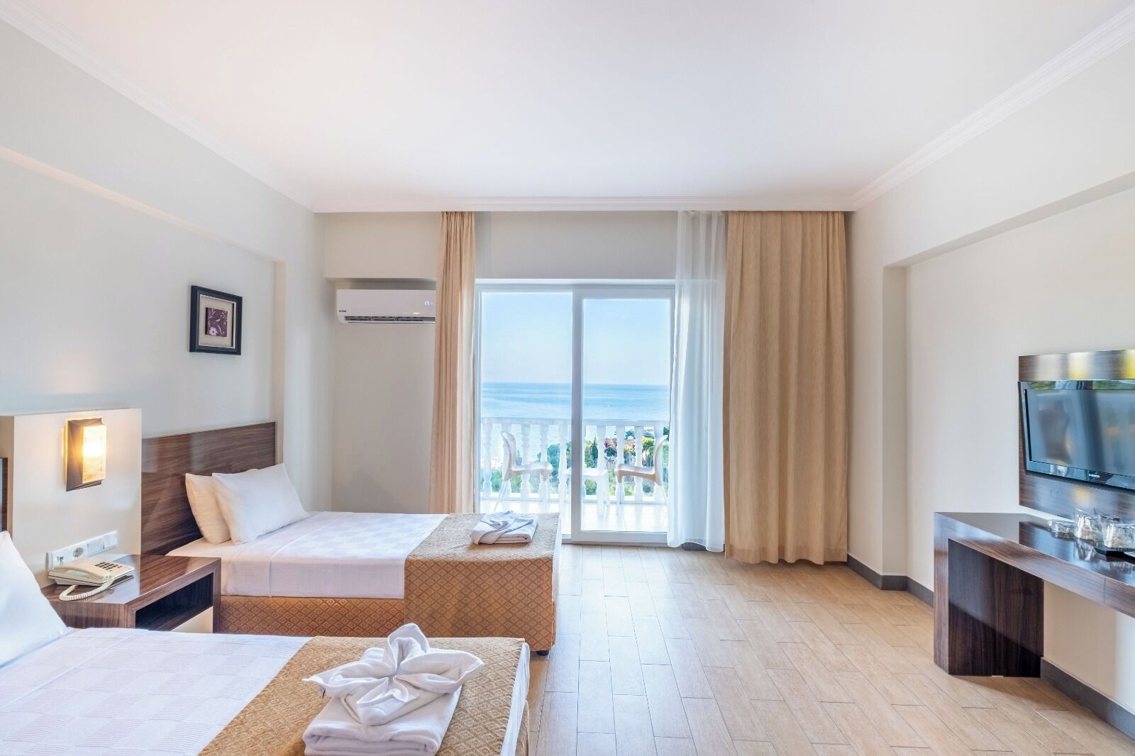 Peralatan tempat tidur premium, bar mini, Wi-fi, cadar katil 