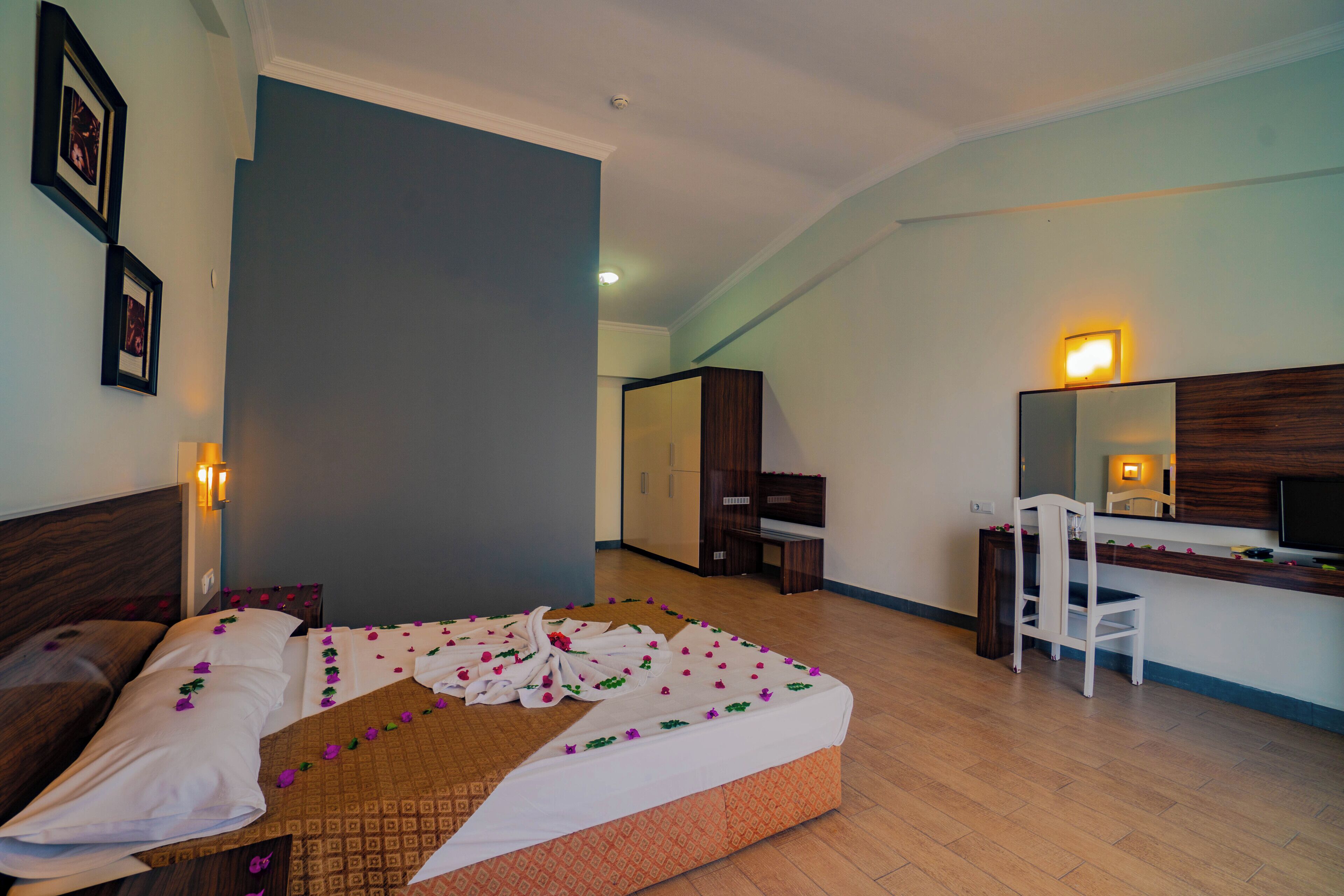 Peralatan tempat tidur premium, bar mini, Wi-fi, cadar katil 