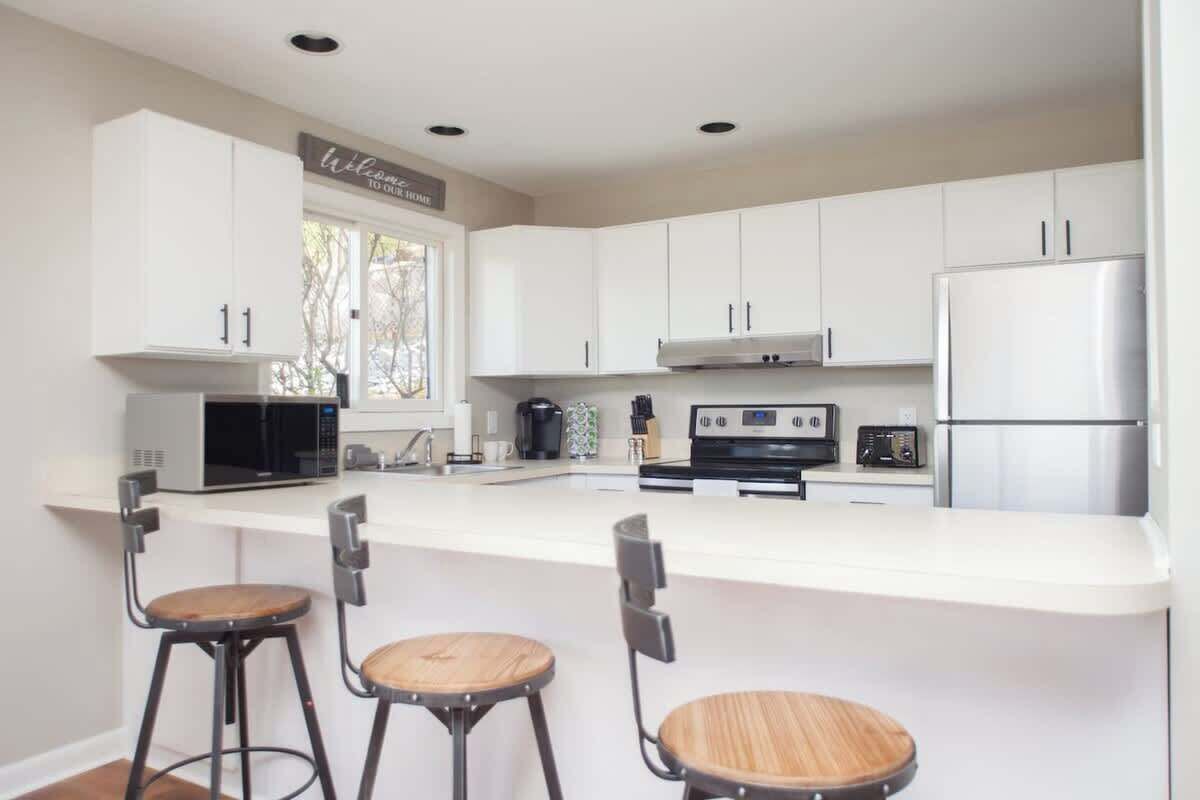 Kjøleskap, mikrobølgeovn, ovn og kokeplater