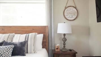 2 dormitorios, escritorio, tabla de planchar con plancha y cuna de viaje