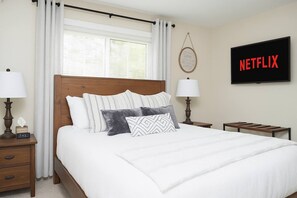 2 bedrooms, iron/ironing board, travel crib, WiFi - *Mountain View Chalet | Story Land| 2BR + Sleeps 8 (Bartlett)