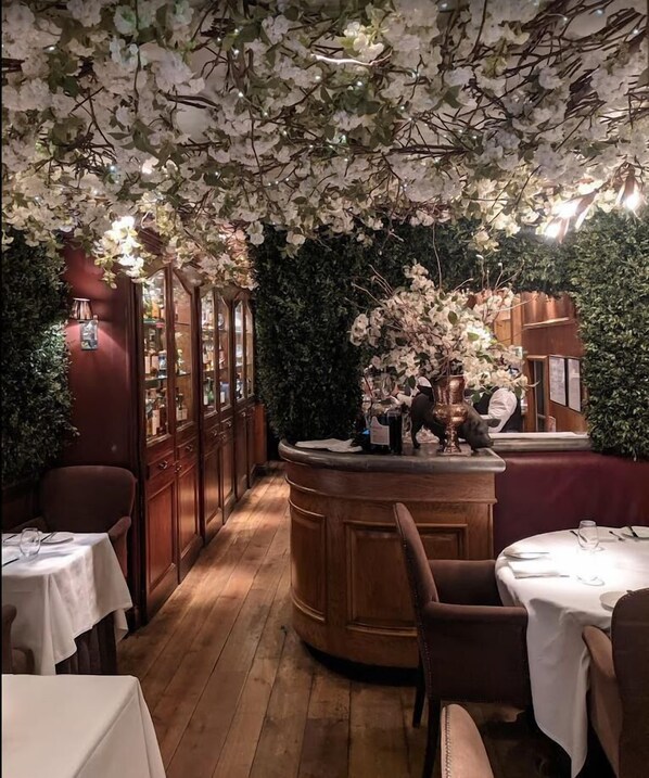 Dining - The Hearts Of Old 3 bedroom in the West End (London)