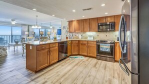 Una cocina moderna con armarios de madera, electrodomésticos de acero inoxidable y una isla grande.