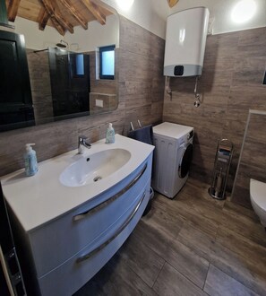 Villa | Salle de bain | Douche, séchoir à cheveux, serviettes fournies