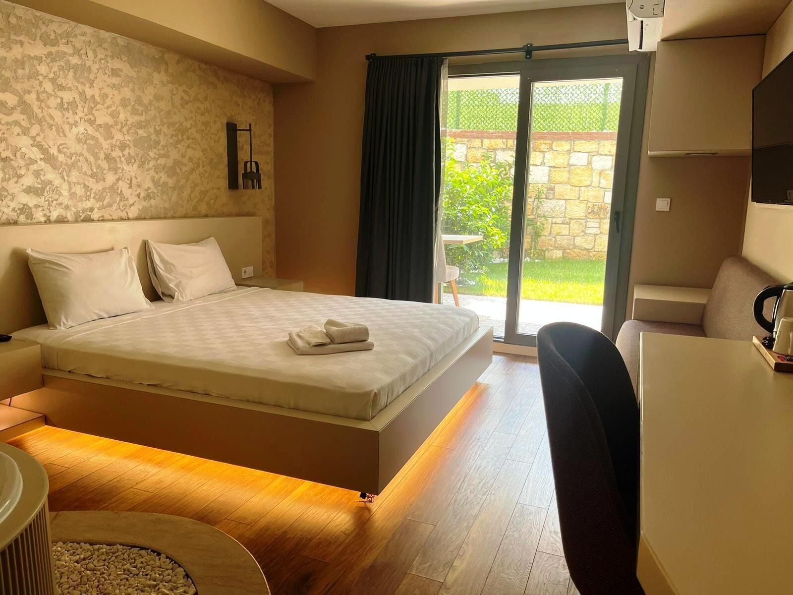 exclusive double room, garden view | premium bedding, minibar, desk, laptop workspace