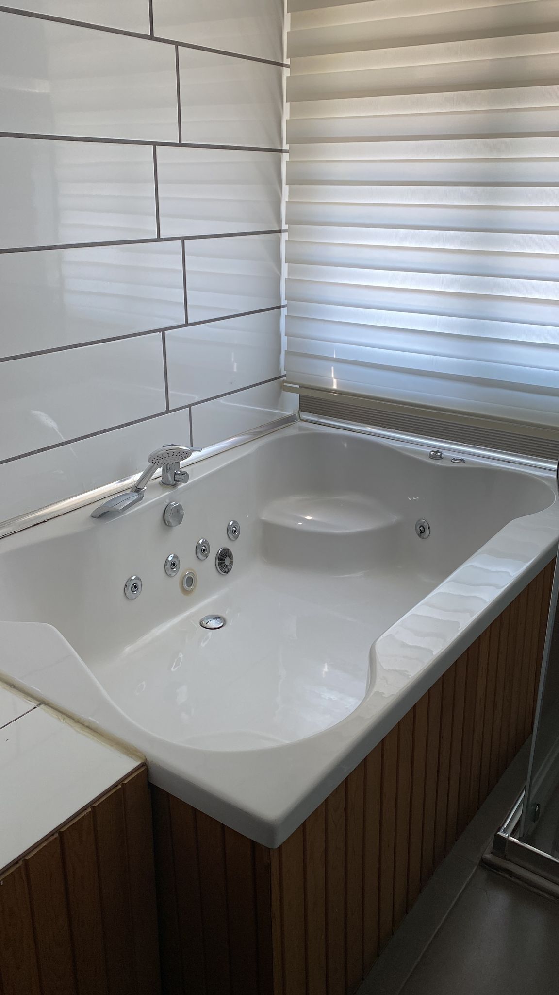 Moderni kylpyhuone, jossa on erillinen kylpyamme, suihku ja wc.
