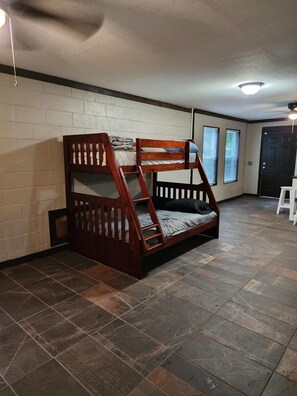 3 bedrooms, iron/ironing board, WiFi, bed sheets