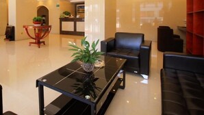 A modern lobby with a black coffee table, a leather sofa, and a reception desk. - Greentree Inn Xinzhou Jianshe Road Express Hotel (Xinzhou)