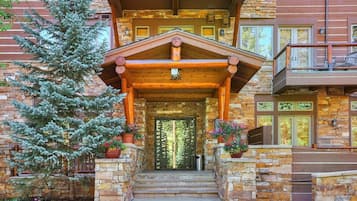 Condo, 2 Bedrooms | Exterior
