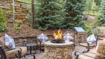 Condo, 2 Bedrooms | Property grounds