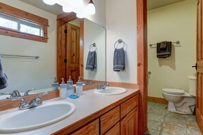 House, 3 Bedrooms | Bathroom | Hair dryer, towels