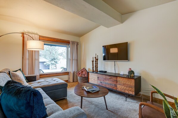 House, 3 Bedrooms | Living room | TV