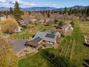 Property grounds - Quail On Sunset 4 Bedroom Home by RedAwning (Hood River)