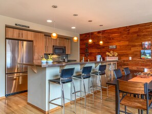 Private kitchen | Fridge, microwave, oven, dishwasher