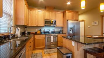 House, 3 Bedrooms | Private kitchen | Fridge, oven, coffee/tea maker, toaster