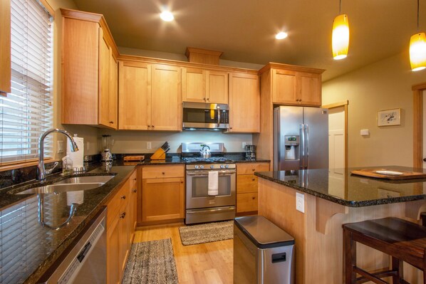 House, 3 Bedrooms | Private kitchen | Fridge, oven, coffee/tea maker, toaster