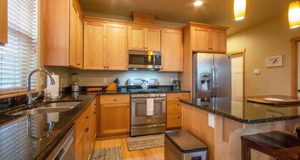 Redtail 30 Day Minimum 3 Bedroom Home by RedAwning