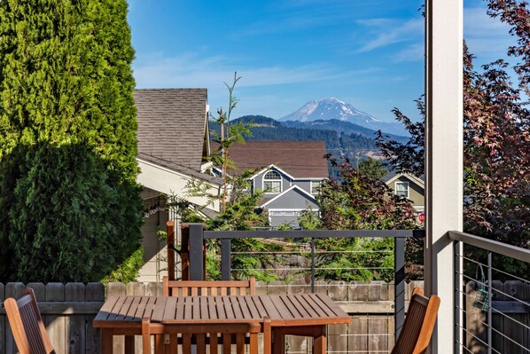 House, 3 Bedrooms | Property grounds - Redtail 30 Day Minimum 3 Bedroom Home by RedAwning (Hood River)