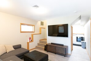 House, 4 Bedrooms | Living room