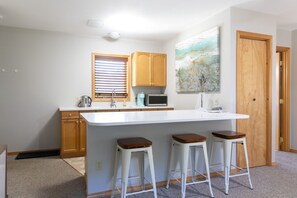 House, 4 Bedrooms | Private kitchen | Fridge, oven, coffee/tea maker