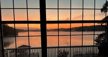 Amazing! Tellico village lake house with dock!