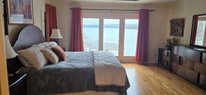 4 slaapkamers, een bureau, een strijkplank/strijkijzer, gratis wifi