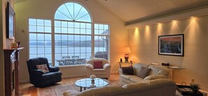 Smart TV, fireplace, DVD player, books