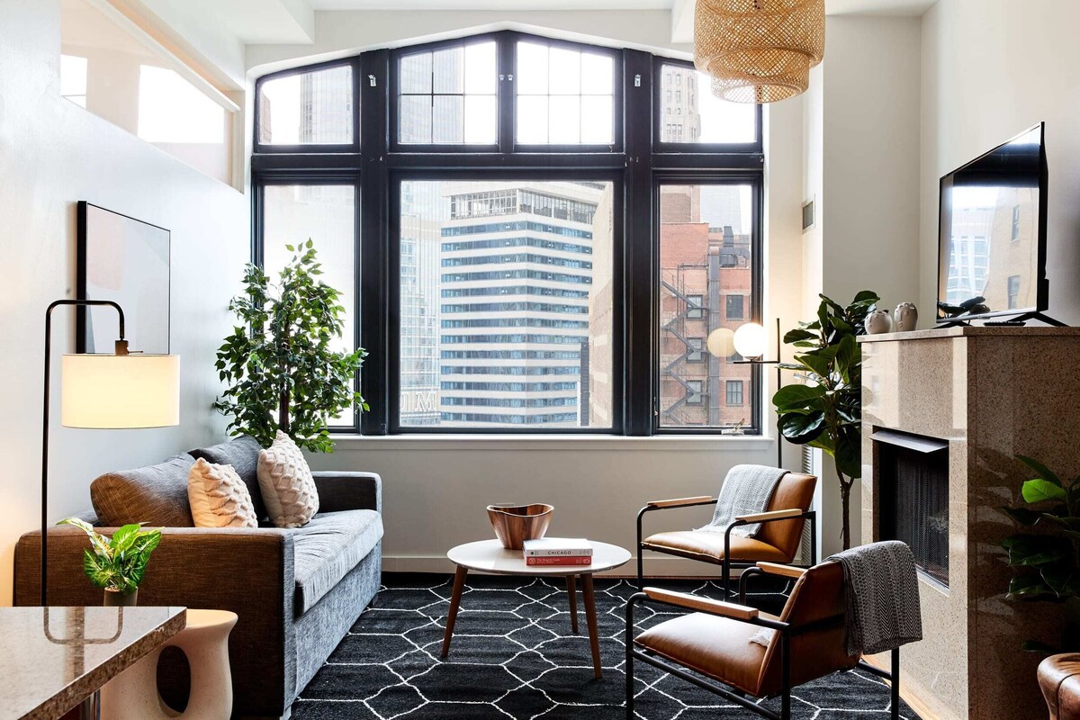 Modern 3BR Penthouse in the Loop | Roof Deck