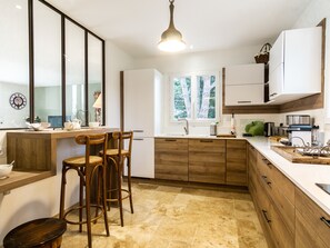 Kjøleskap, mikrobølgeovn, ovn og kokeplater