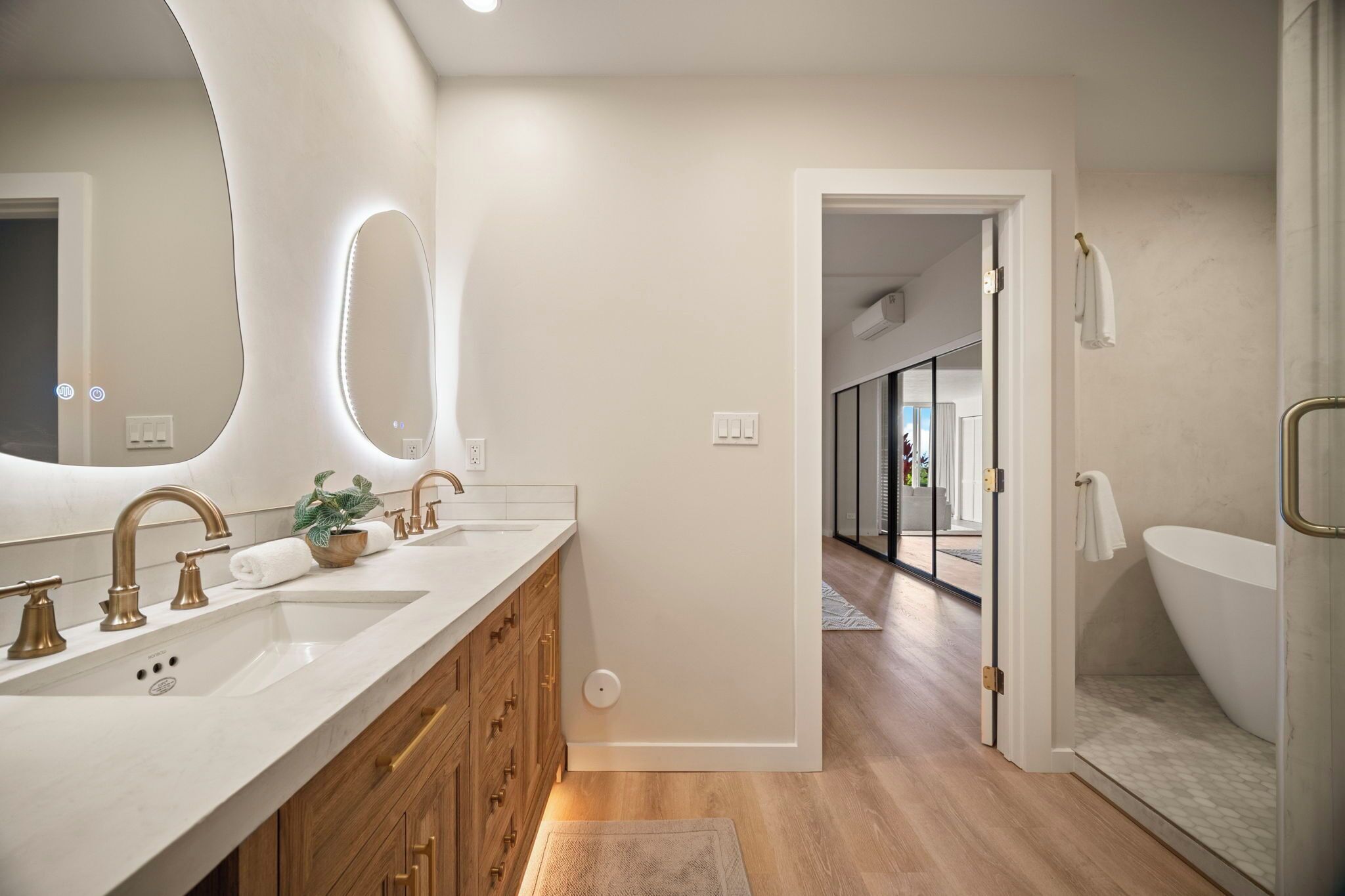 Combined shower/tub, hair dryer, towels