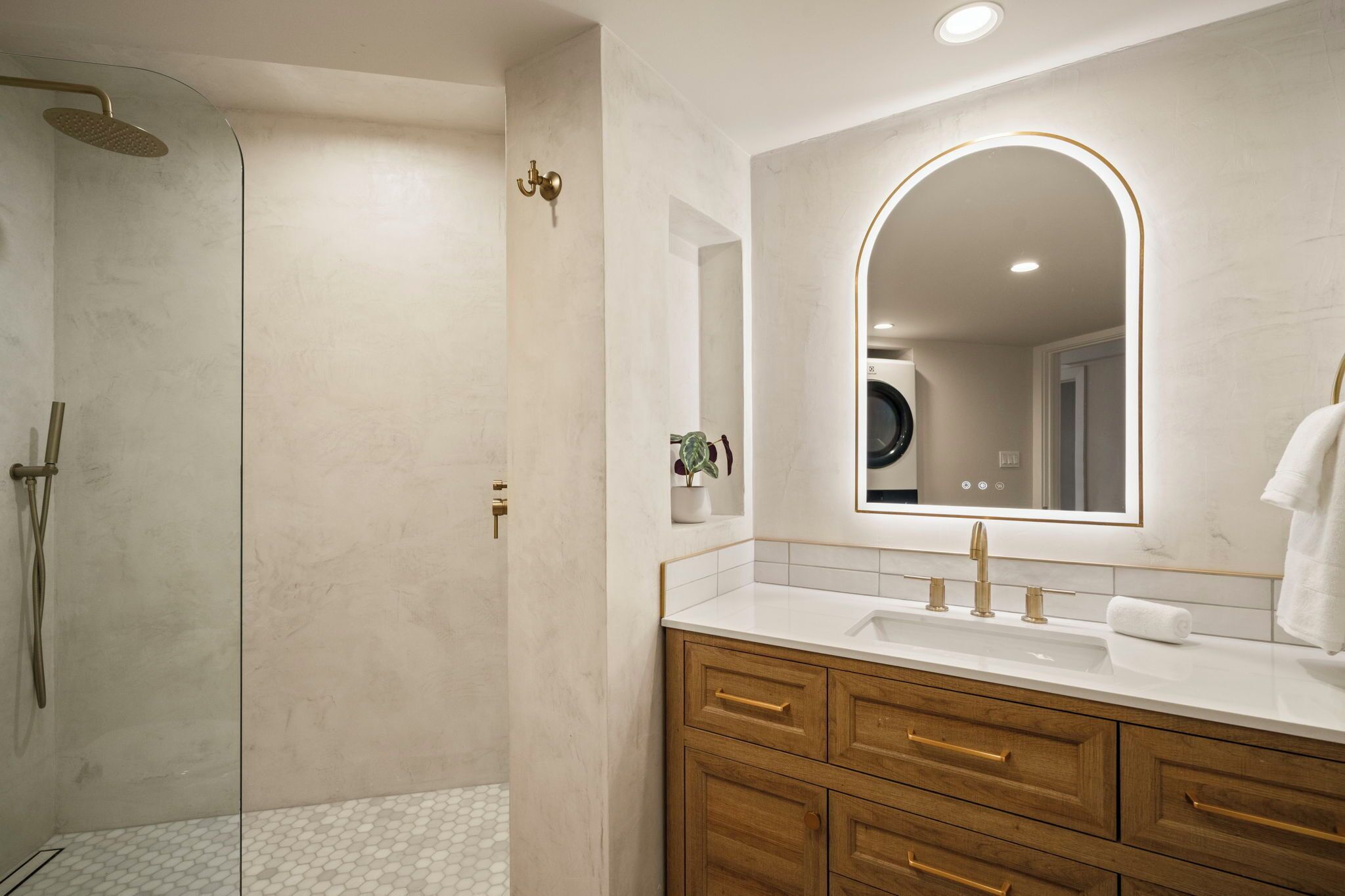 Combined shower/tub, hair dryer, towels