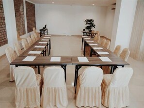 A conference room with a long table, chairs, and a plant. - Dewinda Lubuk Linggau (Lubuklinggau)
