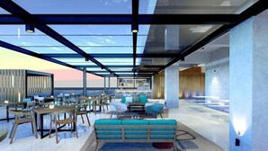 Un interior moderno con techo de cristal, zonas de estar y una piscina.