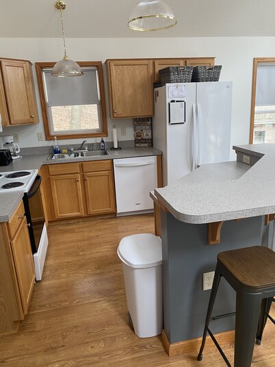 Secluded + Fire Pit + Game Room. Less than 1 mile to 7 Points