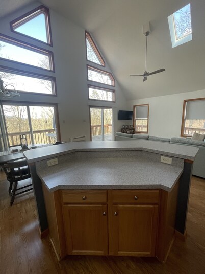 Secluded + Fire Pit + Game Room. Less than 1 mile to 7 Points