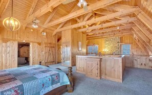 7 bedrooms, travel crib, WiFi, bed sheets