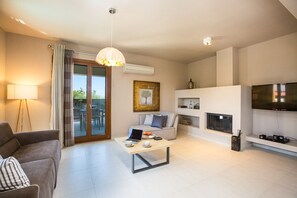 Smart-TV, Kamin, Videospiele, Tischtennisplatte