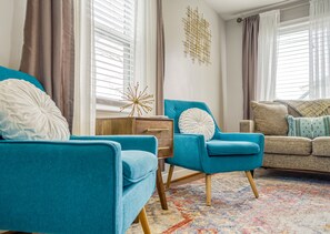 Una Smart TV, un reproductor de DVD, libros