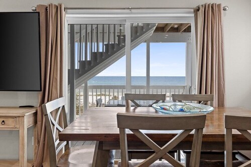 Dorris Beach House Two Palms is truly a beautifully decorated beach oasis!