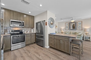 Køleskab, mikrobølgeovn, ovn, kogeplade