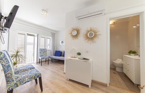 Chuveiro, secador de cabelo, toalhas de banho 